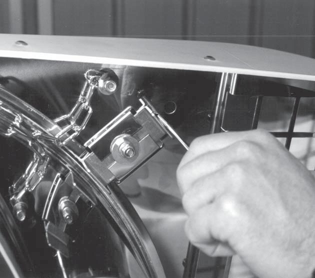 Premere i ganci verso l interno in modo da spingere sotto il bordo fino a toccare il corpo. ç If necessary use a screwdriver inserted in the holes provided under the cover for extra leverage.