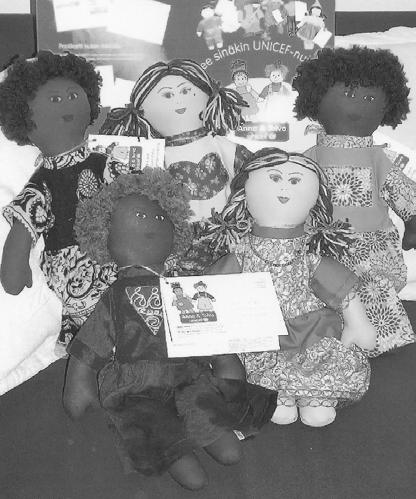 UNICEF-nukke Laaksolahden kirjaston ystävät ry. piti kirjastotapahtuman 27.9. Tilaisuuden juonsi Anna-Ester Liimatainen-Lamberg.