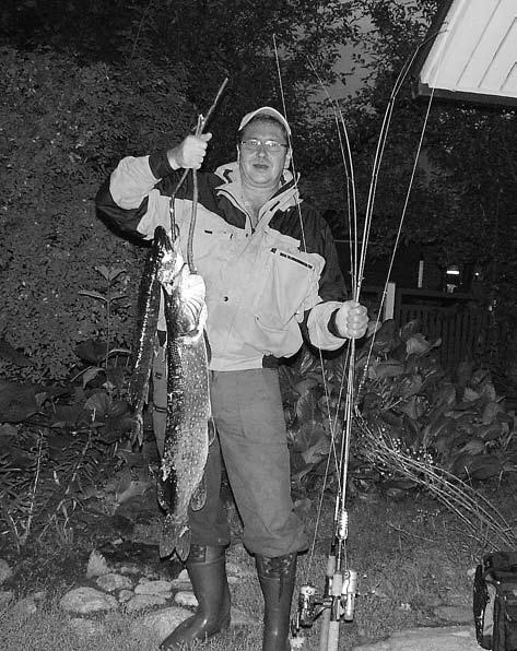 Heikki Karjalainen sai eräänä elokuun lopun iltana Pitkäjärvestä kolme haukea: 3,0 kg, 3,5 kg ja