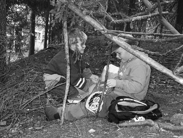 Metsämörrikouluja Jupperin metsissä Mitä ovatkaan nämä innosta hihkuvat pikkulapset, jotka tonkivat lahoja kantoja, pysähtyvät kuuntelemaan lintujen laulua ja etsimään erivärisiä lehtiä?