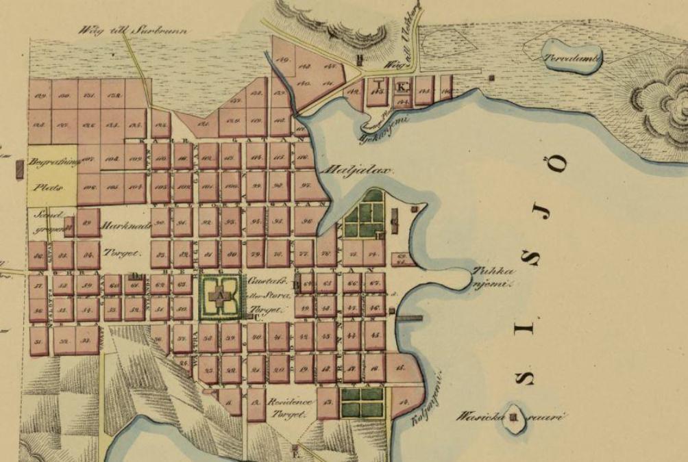 Kuopion ja satama-alueen vanhat kartat valottavat alueen muutoksia ja kehittymistä. Vuoden 1838 kaupungin suunnitelmakartassa matkustajasataman paikalle on suunniteltu yhtä pitkää laituria.