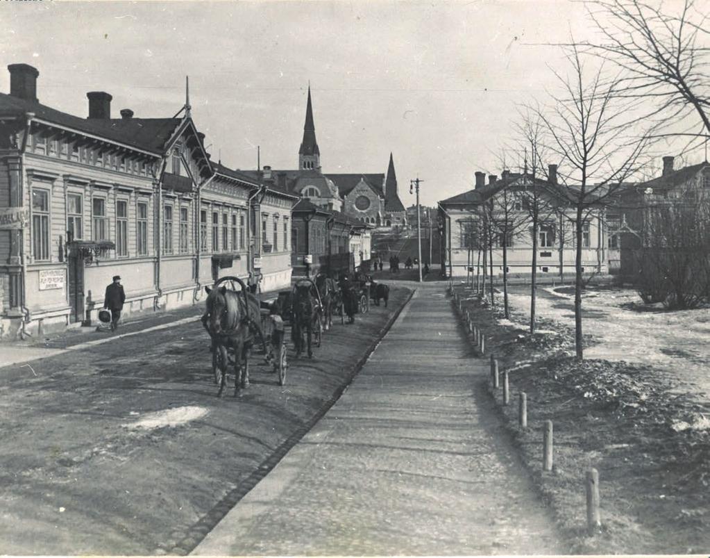 Rautatienkatu 12:sta puurakennuksessa sijaitsi matkustajakoti.