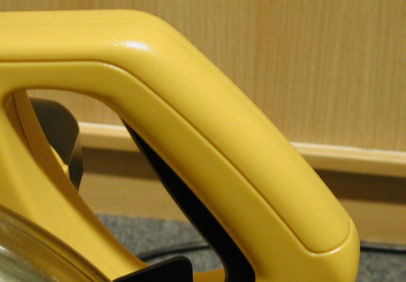 START OCH STOPP AV SÅGEN VIKTIGT: Innan sågen startas på on/off knappen är det viktigt att alla
