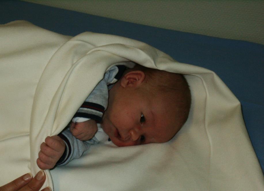 NUKUTTAMINEN Suositeltavaa on nukuttaa lasta vaihtelevasti sekä selinettä kylkimakuulla.
