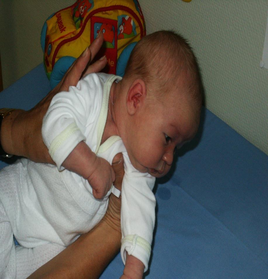 Jos vauva ei pysy kylkimakuulla, voit tukea asennon lakanalla kuten kuvassa niin, ettei lapsi kellahda