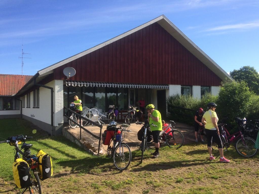 Torstai 15.6. Strömsholm - Kvicksund - Torshälla - Sundbyholm; 41 km Aamiainen nautittiin Strömsholmin vanhainkodissa, minkä jälkeen pyörät vietiin ulos ja matkatavarat lastattiin pyöriin.