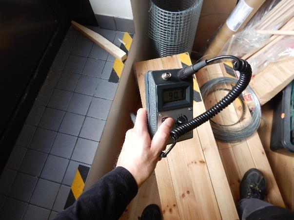 Sade- ja sulamisvesiä pääsee todennäköisesti valumaan ulko-ovea/-seinää päin kyseisellä kohdalla. Ulko-oven vieressä havaittiin ulkoseinässä lautaverhoiltu osa (ovi-aukkoa ilmeisesti pienennetty).