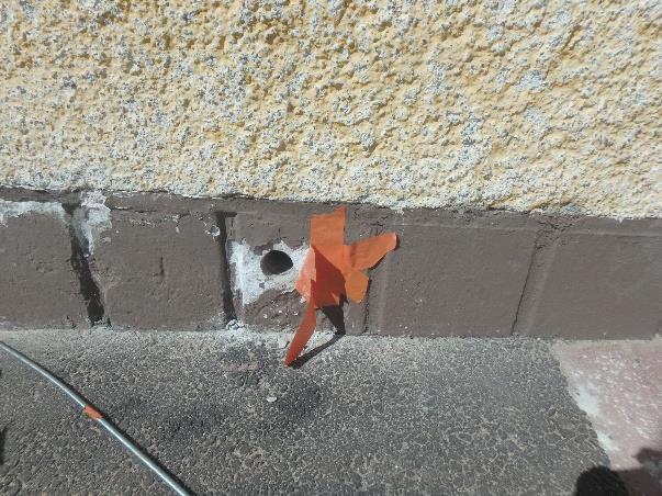 Liikuntasalin välinevarastosta avattiin vanhan ulkoseinän alaosaa, ja todettiin rakenteen olevan tiili (275 mm) tervapaperi lasivilla (50 mm) tervapaperi - tiili.