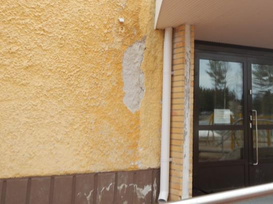 Liikuntasalin ulkoseinän patterisyvennyksen kohdalta lasivillaeristeestä otetussa materiaalinäytteessä 26 oli