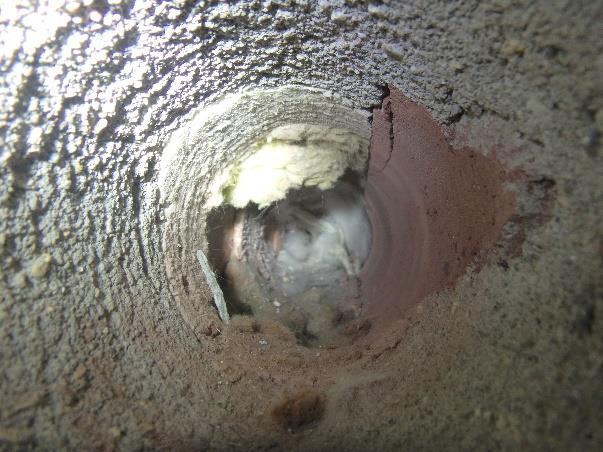 tasoite + maali) tiili mineraalivilla 70 mm tiili lasivilla ~30 mm tiili (ei porattu pidemmälle) Rakenneavauskohdasta sisäpuolisesta (uudesta) mineraalivillasta otetussa materiaalinäytteestä 24 oli