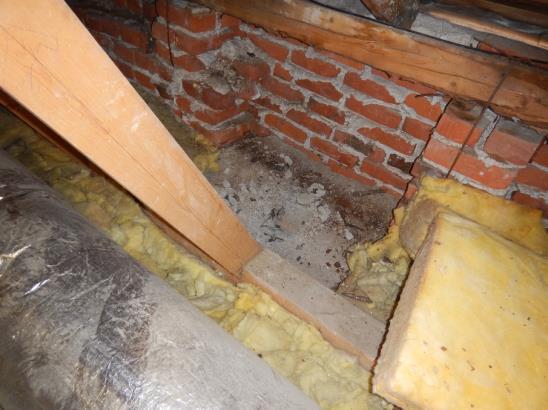 FCG SUUNNITTELU JA TEKNIIKKA OY Tutkimusselostus 32 (74) Vuotokohdalla porattiin palopermannon läpi ja todettiin sen alapuolella olevan vanha muottilaudoitus.