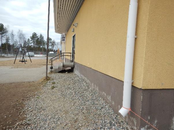 FCG SUUNNITTELU JA TEKNIIKKA OY Tutkimusselostus 37 (74) Ulkoseinien ylempiin osiin ei ole ilmeisesti tehty korjaustoimenpiteitä.
