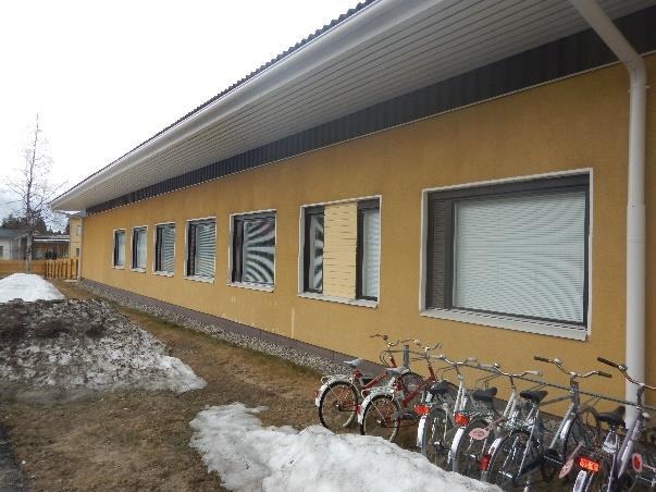 Tuulettumattomuus heikentää rakenteiden kosteusteknistä toimintaa. Rakennusosassa on leveät räystäät, mikä suojaa ulkoseiniä ja sokkelirakennetta sadevesiltä.