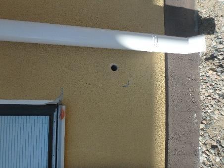 suunnitelmien mukaisesti XPS-eriste. Sokkelin ja XPS-eristeen välissä oli ~20 mm rako. Rako muodostaa yhteyden betonisokkelin taustasta seinän yläosan villatilaan. Ko.
