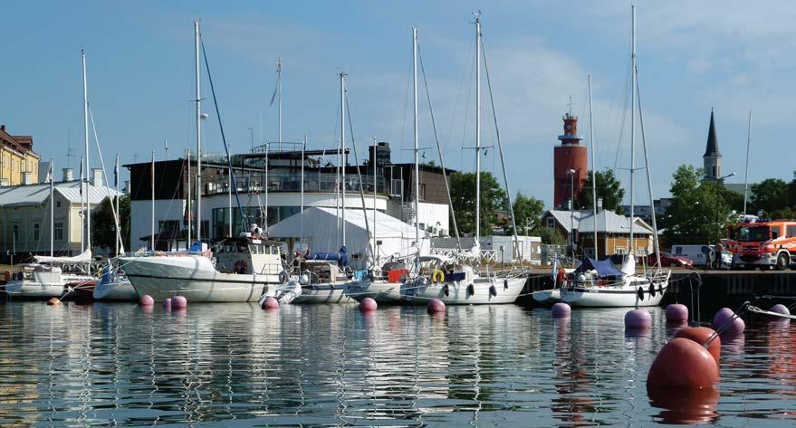Haven van Hanko met de kerk en de watertoren. Hangon satama, kuvassa kirkko ja vesitorni 24 De regatta van Hanko is het belangrijkste evenement in de zomer.