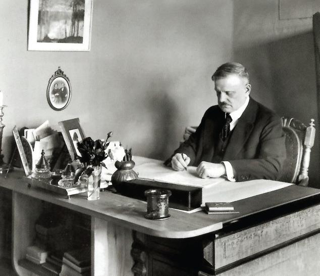 30 Jean Sibelius op zijn werkkamer op de bovenverdieping in Ainola. Jean Sibelius työhuoneessaan Ainolan yläkerrassa.