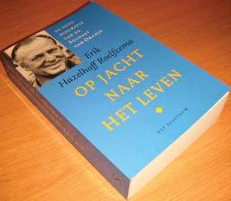 Hazelhoff Roelfzema heeft tijdens de Omslag van de au- tobiografie van Erik Hazelhoff Roelfzema Op jacht naar het leven. Erik Hazelhoff Roelfzeman omaelämänkerran Op jacht naar het leven kansikuva.