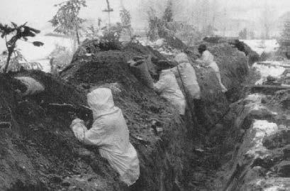 Hij gaat op de rand van zijn kooi zitten, trekt nadenkend aan zijn sigaret en filosofeert verder: Het is ook niet lollig om Rus te zijn.