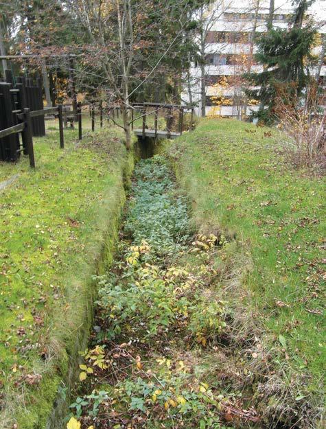 54 Loopgraaf in de wijk Westend in Espoo. Taisteluhauta Espoon Westendissä. lä mitään Suomen historiasta.