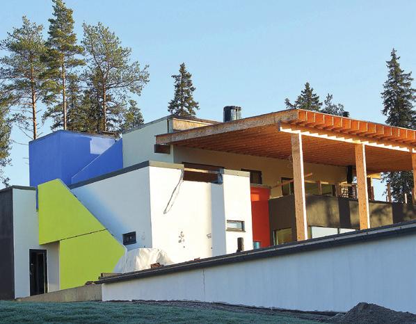 Yksilöllinen kivitalo Kiimingissä Villa Vallesissa on uskallettu käyttää myös väriä. Persoonallisen ratkaisun ansiosta tontin neliöt ovat tehokkaasti käytössä.