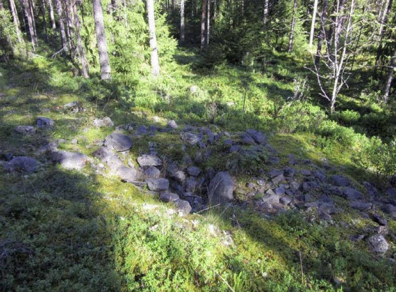 10 m leveässä jokseenkin luode-kaakkosuuntaisessa rakassa kolme kehäröykkiötä, yksi röykkiö ja ainakin 8 kuoppaa, joista isojen maakivien vieressä olevat kuopat voivat olla avattuja.