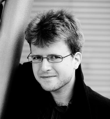 NILS SCHWECKENDIEK opiskeli musiikkitiedettä sekä orkesterin- ja kuoronjohtoa Cambridgessa, Freiburgissa ja Helsingissä.