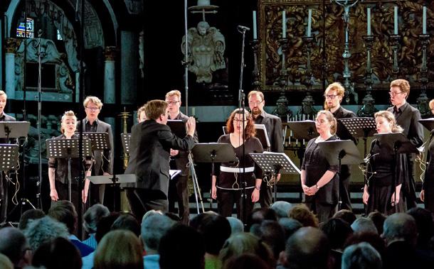 Kuva: Leo Samama TAITEELLISEN JOHTAJAN TERVEHDYS KONSTNÄRLIGA LEDARENS HÄLSNING A MESSAGE FROM THE ARTISTIC DIRECTOR Nils Schweckendiek TÄNÄ SYKSYNÄ Helsingin kamarikuoron kolme hyvin erilaista