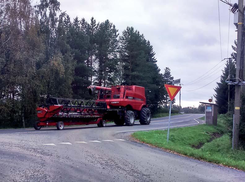 ENNEN LIIKENTEESEEN LÄHTEMISTÄ Tieliikeominaisuuksia heikentävät muun muassa maastokäytön mukaiset ilmanpaineet renkaissa, tasauspyörästön lukon käyttäminen maantieajossa ja väärin kuormattu