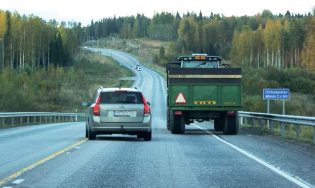 HIDAS AJONEUVO LIIKENTEESSÄ Maatalousajoneuvon kuljettaminen maantiellä Hitaan ajoneuvon kuljettaja voi omalla ajokäyttäytymisellään vaikuttaa liikenteen sujuvuuteen.