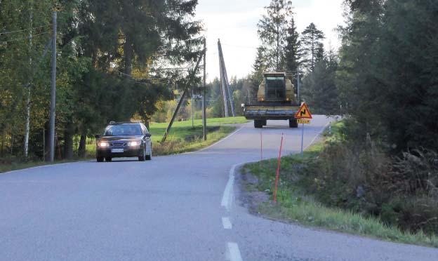 HIDAS AJONEUVO LIIKENTEESSÄ Reetta Palva Saattoajoneuvon käyttäminen etenkin kapeilla ja mutkaisilla teillä varoittaa vastaantulevasta työkoneesta. lisäämiseksi on saattoajoneuvon käyttäminen.