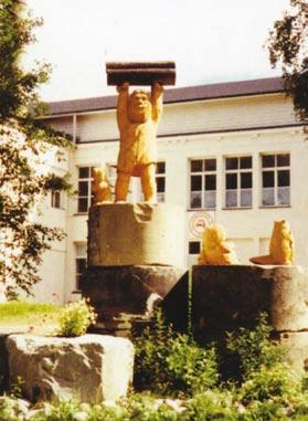 K il l ink o sk e n hi s tor i a a Killi-jättiläinen/Killi-koskenhaltija -patsas Wanhan Tehtaan läheisyydessä.