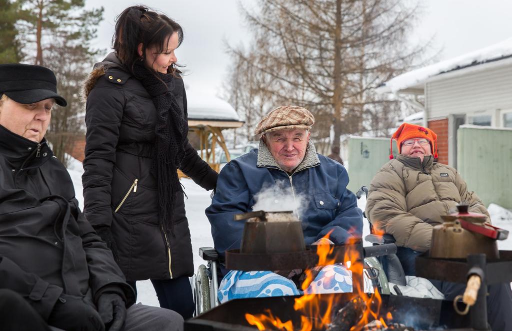 16 2 TAVOITE 4 Toimialojen yleinen kehittäminen: hoiva-ala, muut palvelualat, teollisuus, käsityöt, taide- ja kulttuuriala jne TOIMENPITEET Toimivat neuvontapalvelut Kehittämishankkeisiin