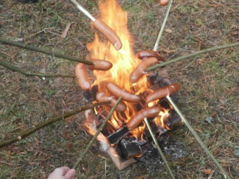 sosiaalisten suhteiden syntymistä ja myönteistä suhtautumista toisiin ihmisiin. Toisaalta luonnossa on mahdollisuus myös hiljentyä itsekseen.