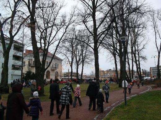 Kuva 4. Runebergin puistossa tapahtuu. Länsirannan puolella rantapuistoja on rakennettu 2000-luvun alussa sitä mukaa kuin viereen on noussut asuinkortteleita.