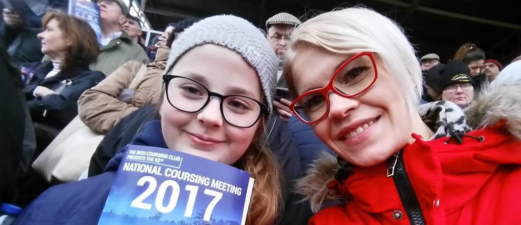 Kaverukset Enni ja Iida ihmisten keskellä katsomossa. Ostoksilla. Ennillä 70 kennelkoppaa. Äidin kanssa tuulisella kallioilla. 28 Ennin matkapäiväkirjasta: 29.1.
