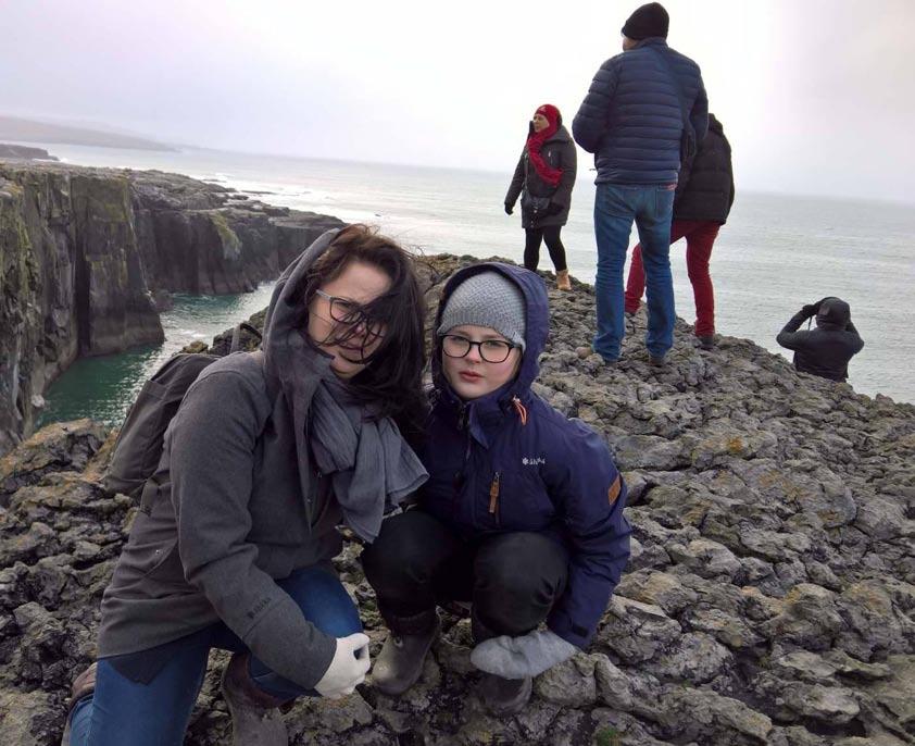 Lähdimme aamulla aikaisin päiväretkelle Irlannin länsirannikolla sijaitsevalle Cliffs of Moherille. Matkalla näimme kauniita ja karuja maisemia sekä paljon lampaita ja lehmiä. 2.