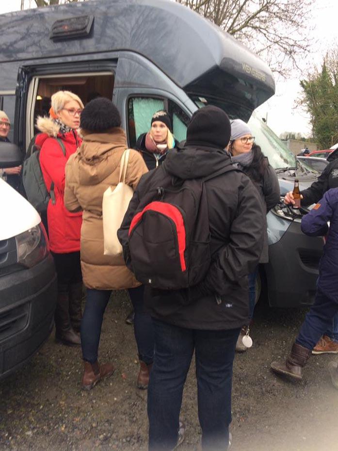 Coursing Derby -katsomossa porukkaa, se ilahdutti äitiä, isää ja Enniä. Irlanti kiehtoo Courcing Derbyn aikaan vuodesta toiseen.