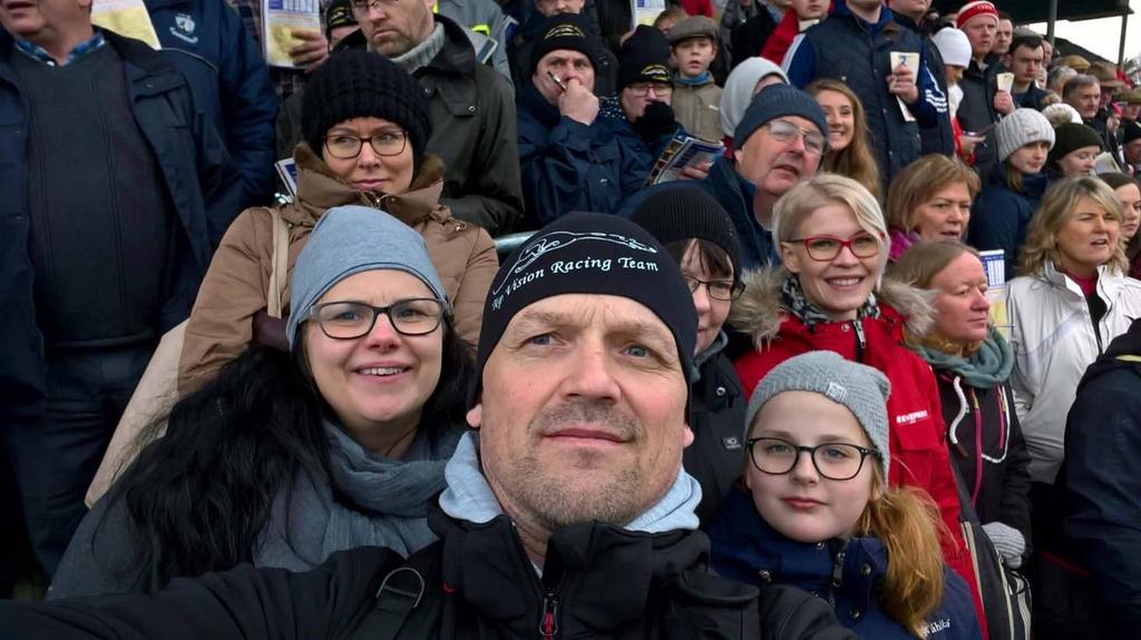 Niemen Enni pääsi ensi kertaa kokemaan hienon reissun ja Irlannin. Jo se oli Ennille liikuttava paikka, kun hän sai tietää pääsevänsä mukaan. Kiitin Enniä avusta emäkoirien ja pentujen hoidossa.