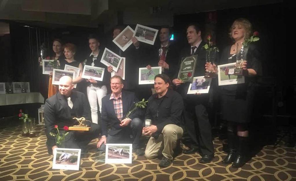 GRL:n Gaala Onnellisia palkittuja hämyssä. Heikki Rahikainen, Arto Kovanen, Mika Soini. Maria Jauhiainen, Anne Jokisalo, Johanna Jäntti, Miska-A.