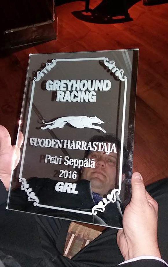 Valmentaja-Heikki ja Pavo P u h e t t a Paulin palkinnot. Myös kasvattaja palkitsi. (Kuva: Jennika Eskola) pyydettiin Mikalta, lyhyesti ja ytimekkäästi: Mä oon aika special äijä.