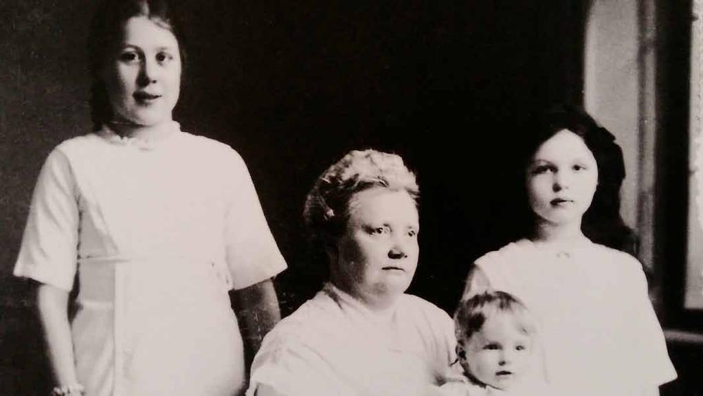 Suojakoti sai nimekseen Solhem-Aurinkokoti. Nuoret äidit viettivät siellä lapsineen kuusi kuukautta. Arkitöiden ja lastenhoidon ohella he oppivat muun muassa käyttämään ompelukonetta.