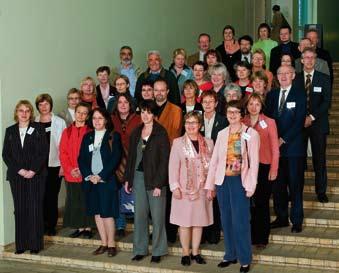 Ryhmäkuvassa Helsingin UNICA-seminaariin 18. 19.5.2006 osallistuneet ronisten aineistojen hankkimiseen, käyttöön saattamiseen ja käytön opastamiseen sekä tiedonhankinnan koulutukseen.