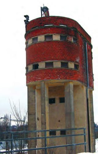 Juuti P. & Rajala R. Kuva 12. Riihimäellä sijaitseva VR:n vesitorni oli purkuuhan alla 1990-luvun alussa. Se on rakennettu Jarl Ungerin piirustusten mukaan vuonna 1936.