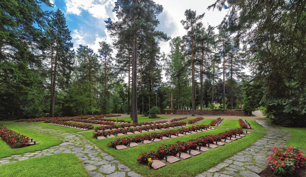 Puolimatkan Sankariristi. Kuva Ari Suomi salliessa luonteva käytäntö. Haudalla usein lopuksi vielä lauletaan esim. virrestä Sun haltuus rakas Isäni.