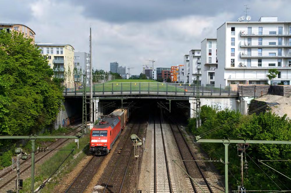 vähän Elovainiota ja kulkee kaukana Soppeenmäen teollisuusalueesta Jos juna-asemat rakennetaan, raitiotie ei oleellisesti laajenna joukkoliikenteen saavutettavuutta Kauppakeskus- / tiva-kauppa- /