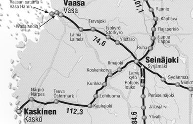 1 ONNETTOMUUS 1.1 Yleiskuvaus Koskenkorvan liikennepaikalla suistui 30.3.2003 tavarajunan veturin takimmainen pyöräkerta kiskoilta veturin törmätessä koivutukkiin. 1.2 Tapahtumapaikka ja sääolosuhteet Onnettomuus tapahtui Ratahallintokeskuksen (RHK) omistamalla Seinäjoen ja Kaskisten välisellä rataosalla Koskenkorvan liikennepaikalla.