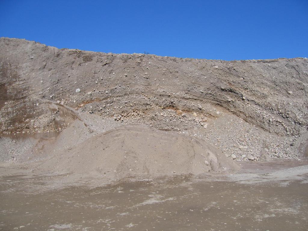 Pohjavesialueiden geologinen rakenneselvitys Kuru, Peuranpää ja Monni 9 Kuva 3.Mahdollinen syöttöharjun tunnelirakenne Huhtainnummen alueella, kuvaussuunta länteen.