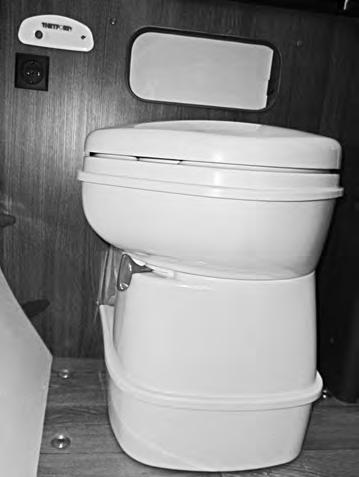 8. Vesi Kiinteän WC:n käyttäminen WC:tä voi käyttää pohjaluistin ollessa auki tai kiinni. Pohjaluistin avaamiseksi käännä/työnnä nuppia/vipua (mallin mukaan) vastapäivään.