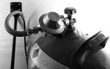 9. Kaasujärjestelmä Kaasunsäätimen liitäntä kaasupulloon Säätimet ja venttiilit Käytä ainoastaan ajoneuvoihin tarkoitettuja säätimiä, joissa on varoventtiili.