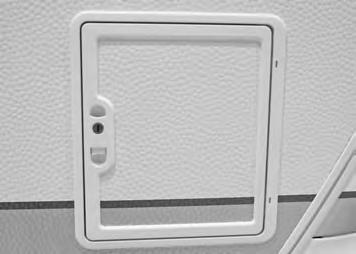 5. Ulkopuoliset rakenteet WC:n luukku 2 Avaaminen Avaa lukko avaimella j. Paina nuppia k ja avaa luukku sivulle.